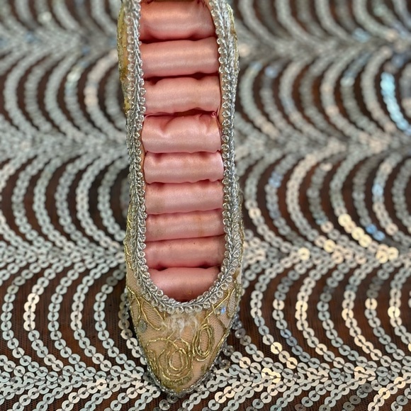 Elegant Gold Sequin ring storage Heel - Picture 3 of 8